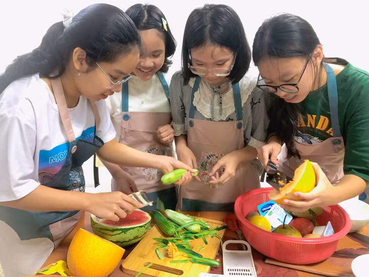 Các em thiếu nhi thích thú với lớp học nấu ăn tại Cung Văn hóa thanh thiếu nhi tỉnh.