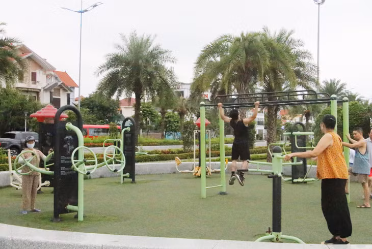 Người dân tập luyện TDTT với các thiết bị lắp đặt sẵn dọc tuyến đường bao biển Hạ Long.