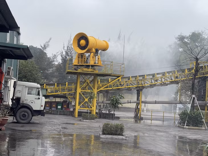 Để cải thiện điều kiện làm việc cho người lao động, Công ty Tuyển than Cửa Ông thường xuyên phun sương dập bụi tại nhiều vị trí làm việc.