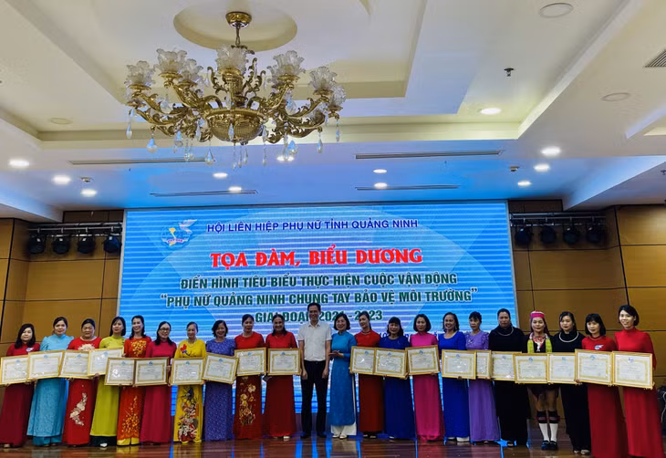 Các cá nhân có thành tích xuất sắc trong thực hiện Cuộc vận động “Phụ nữ Quảng Ninh chung tay bảo vệ môi trường” giai đoạn 2021-2023 đã được nhận Bằng khen của Hội LHPN tỉnh.