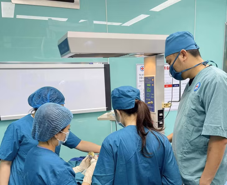 Các bác sĩ Khoa Nhi – Sơ sinh (TTYT huyện Tiên Yên) tiến hành cấp cứu cho trẻ sơ sinh ngưng tim, ngưng thở.