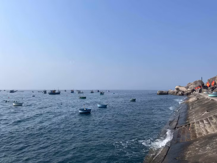 Một góc đảo Nhơn Châu. Thời gian lý tưởng nhất để tới đảo là từ tết tới tháng Bảy. Những thời gian còn lại do mưa bão ở khu vực nên tàu cao tốc khá hạn chế di chuyển.