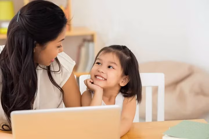 Đứa bé hiểu chuyện biết cách cư xử đúng mực, phù hợp với hoàn cảnh. Ảnh minh họa.