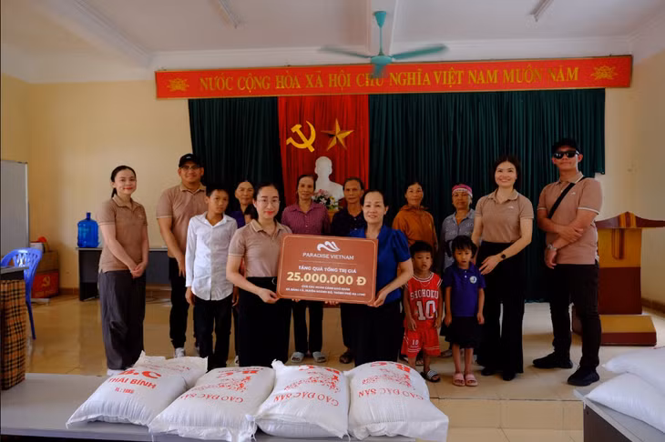 Bà Nguyễn Thị Huyền - Trưởng phòng Hành chính - Nhân sự Tập đoàn Paradise Vietnam (bên trái), đại diện trao tặng quà là nhu yếu phẩm và hiện kim, tổng trị giá 25 triệu đồng cho các hộ nghèo, trẻ em, gia đình có hoàn cảnh khó khăn của xã Bằng Cả, TP Hạ Long.