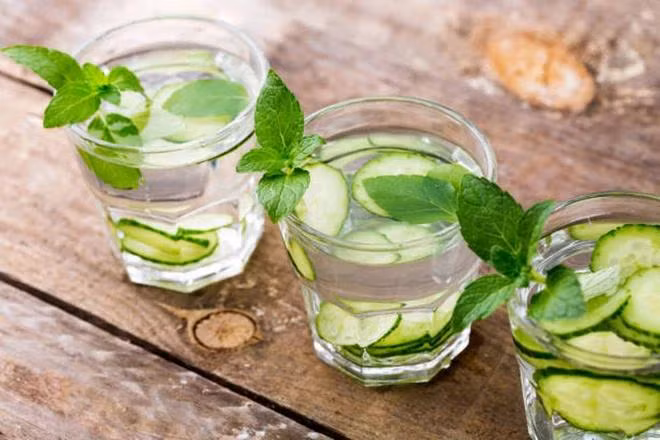 Nước detox dưa chuột, bạc hà, thêm chút muối bổ sung chất điện giải cần thiết. (Ảnh: iStock)