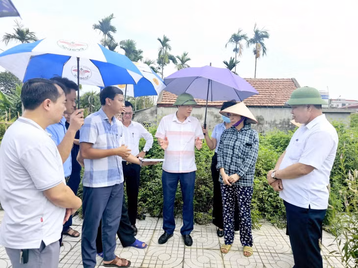 Lãnh đạo UBND thành phố trực tiếp trao đổi với các hộ dân liên quan đến việc thu hồi đất để thực hiện Dự án cấp đất dân cư khu 9, phường Quang Trung.