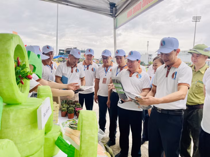 Các đại biểu tham quan, tìm hiểu về những sản phẩm phân bón được ủ từ rác thải hữu cơ thải bỏ.