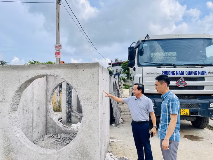 Cán bộ Ban Quản lý dự án đầu tư xây dựng TP Uông Bí kiểm tra công tác đúc cấu kiến của Công ty CP Xây dựng An Dương, một trong những đơn vị triển khai thi công Dự án chỉnh trang tuyến phố Hoàng Quốc Việt đoạn từ cầu Trung Đoàn đến đường Tuệ Tĩnh.