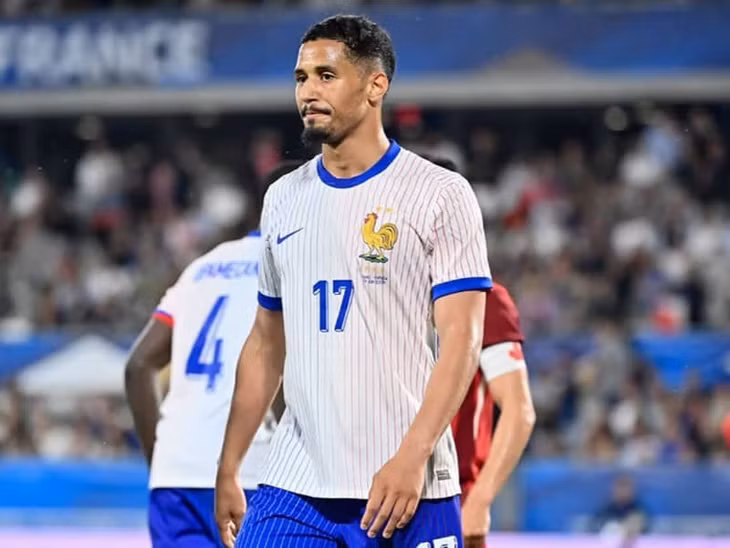 Trung vệ William Saliba (Pháp): Saliba hiện được đánh giá là trung vệ hàng đầu Premier League, giờ đây, ngôi sao 23 tuổi còn trở thành bức tường thép cho Gà Trống Gô Loa tại EURO 2024. Dù trước giải, cầu thủ sinh năm 2001 không được HLV Didier Deschamps tin tưởng nhưng bằng năng lực, cựu sao Marseille đã chinh phục ông thầy.