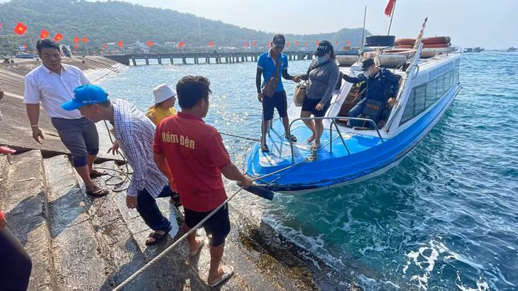 Du khách từ tàu cao tốc lên đảo Nhơn Châu. Hiện có nhiều chuyến tàu từ Quy Nhơn ra Nhơn Châu vào buổi sáng và trở về vào buổi chiều.