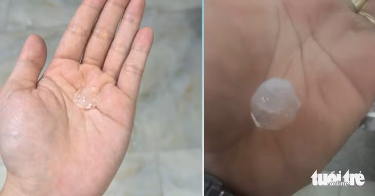 Những viên đá được người dân nhặt được ở TP.HCM trong trận mưa chiều nay - Ảnh: T.T.