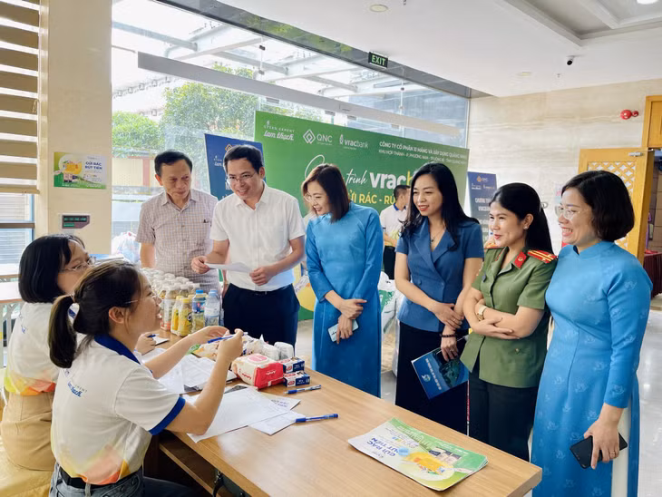 Các đại biểu tham quan mô hình “Gửi rác-Rút tiền" của Công ty CP Xi măng và Xây dựng Quảng Ninh.