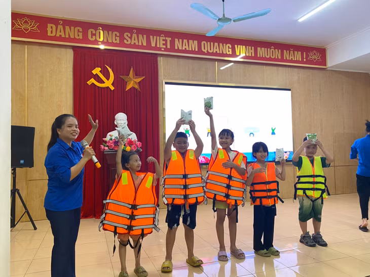 Thanh thiếu nhi ở xã Cẩm La được tìm hiểu kiến thức về phòng chống đuối nước. Ảnh do đơn vị cung cấp.