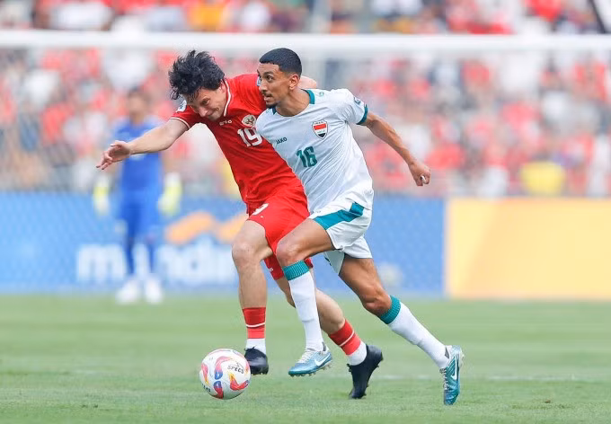 Iraq (áo trắng) đánh bại Indonesia 2-0 để toàn thắng năm trận tại bảng F vòng loại hai World Cup 2026. Ảnh: IFA