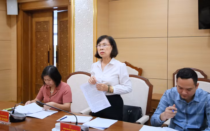 Các đại biểu dự họp phát biểu ý kiến, đóng góp vào báo cáo kết quả giám sát chuyên đề.