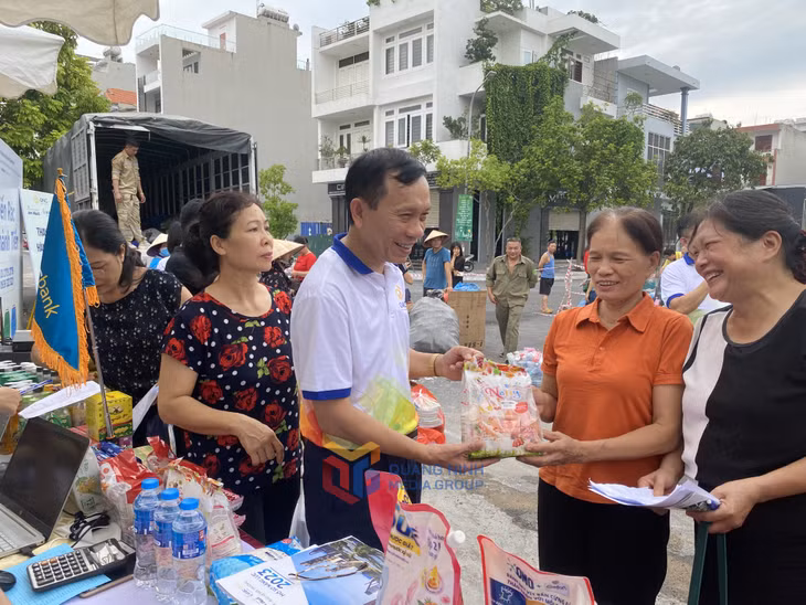 Sau khi cân và phân loại rác, người dân phường Hồng Hà (TP Hạ Long) đến quầy đổi hàng của Công ty CP Xi măng và Xây dựng Quảng Ninh để nhận quà (nước lọc, bánh kẹo, sữa, nước giặt quần áo...).