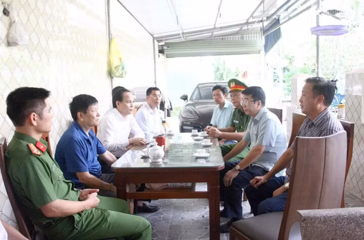 Lãnh đạo TP Thái Nguyên đến thăm hỏi, chia buồn với gia đình nạn nhân.