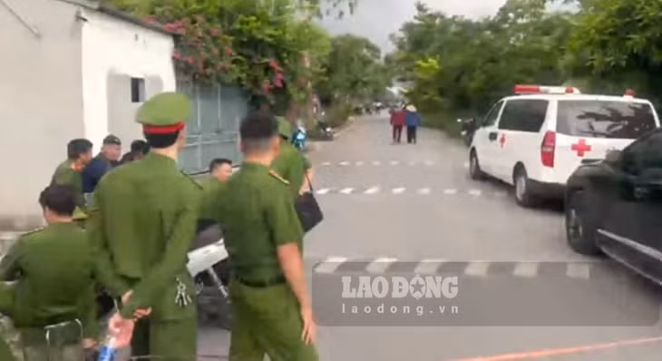 Cơ quan chức năng tổ chức triển khai các hoạt động điều tra xác minh, làm rõ vụ án trong buổi chiều 4.6. Ảnh: Nam Hồng
