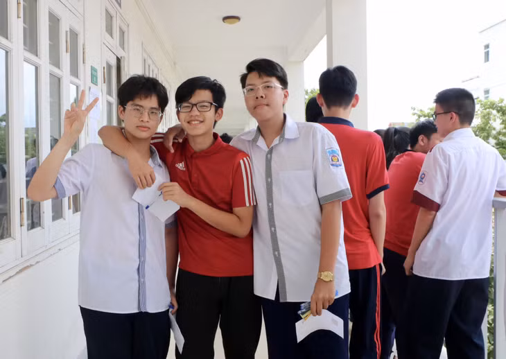 Học sinh thi môn chuyên phấn khởi sau khi hoàn thành bài thi.