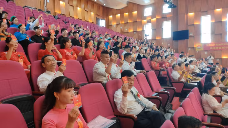 Đại biểu biểu quyết thống nhất thông qua chương trinh hành động MTTQ khóa XXII, nhiệm kỳ 2024 - 2029.