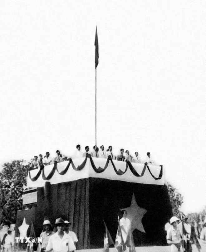 Ngày 2/9/1945, tại Quảng trường Ba Đình, Hà Nội, Chủ tịch Hồ Chí Minh đọc “Tuyên ngôn Độc lập”, tuyên bố sự ra đời của nước Việt Nam Dân chủ Cộng hòa. (Ảnh: Tư liệu TTXVN)