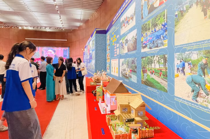 Không gian triển lãm các sáng kiến bảo vệ môi trường của sinh viên Đại học Hạ Long.