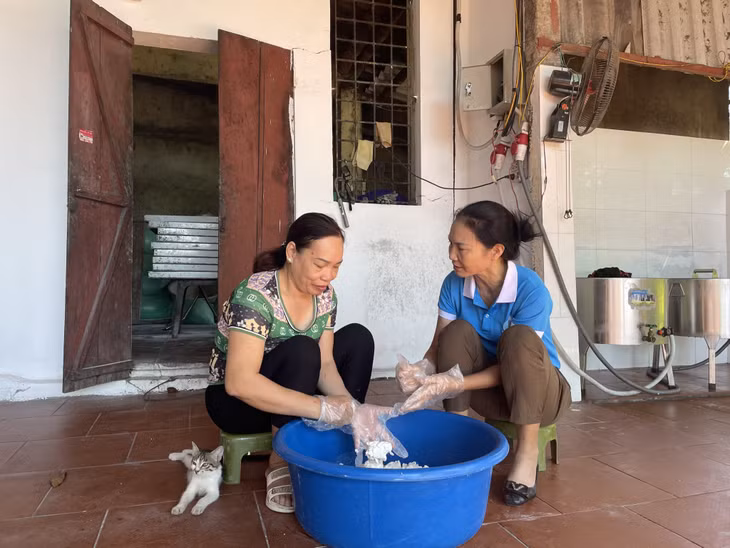 Cán bộ Chi hội phụ nữ khu Vĩnh Sinh, phường Mạo Khê (TX Đông Triều) (bên phải) thăm hỏi, tuyên truyền về kiến thức xây dựng gia đình hạnh phúc cho hội viên phụ nữ trên địa bàn.
