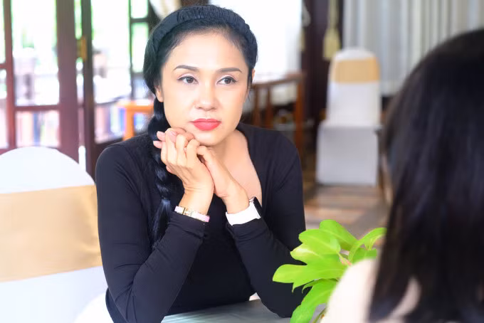 Việt Trinh trong buổi phỏng vấn ngày 1/6 khi quay cho chương trình "24 giờ gieo hạt yêu thương" của chị tại Bình Dương. Ảnh: Thiên Chương