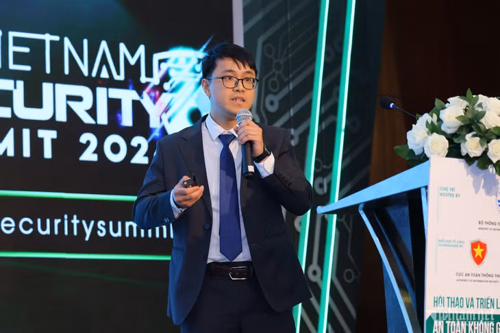 Ông Nguyễn Quang Huy, Giám đốc nền tảng định danh và xác thực điện tử VNPT, trình bày tại Vietnam Security Summit 2024 ngày 30/5. Ảnh: BTC