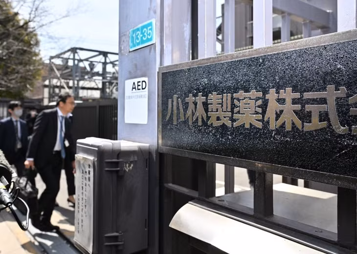 Các quan chức của Bộ Y tế Nhật Bản đến nhà máy của Kobayashi ở thành phố Osaka để kiểm tra vào ngày 30/3. Ảnh: Jiji