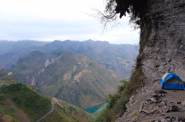 Từ vách đá trắng, du khách có thể săn mây và ngắm trọn vẻ đẹp núi non, sông nước hùng vĩ. Ảnh: Nhân vật cung cấp