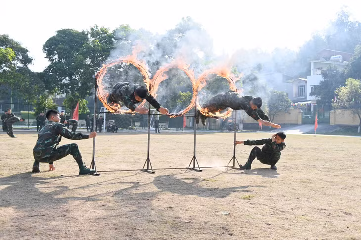 Cán bộ, chiến sĩ Đại đội Trinh sát - Cơ giới (Phòng Tham mưu, Bộ CHQS tỉnh) luyện tập trên thao trường.