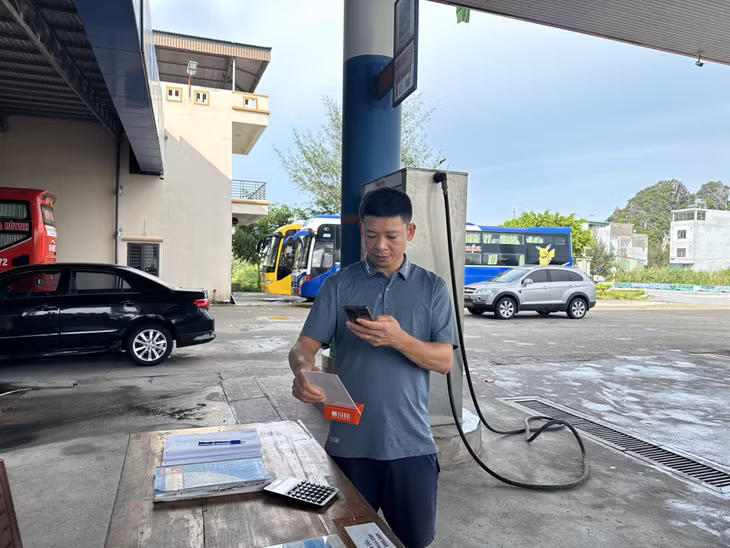 Người dân thanh toán bằng cách quét mã QR code tại cửa hàng xăng dầu trên địa bàn huyện Vân Đồn.