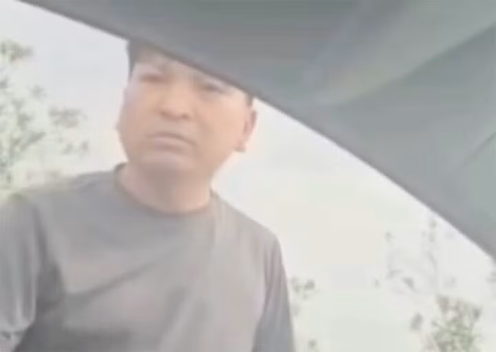 Người đàn ông được cho là thầy giáo dạy lái xe chửi bới, xịt hơi cay vào tài xế xe ô tô khác. (Ảnh cắt từ clip)