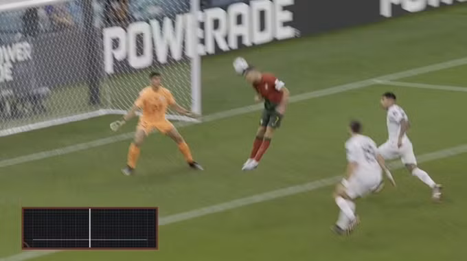 Cảm biến bên trong bóng xác định Cristiano Ronaldo không tác động vào bóng trong trận Bồ Đào Nha gặp Uruguay tại World Cup 2022. Ảnh: Adidas