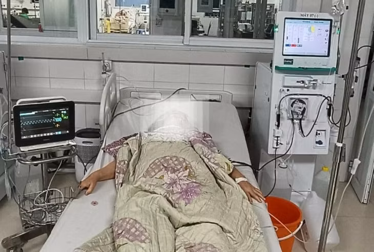 Sau khi tự ý điều trị đau khớp bằng thuốc nam "gia truyền" mua trên mạng, một bệnh nhân đã phải nhập viện do suy thận cấp. (Ảnh: TTYT Hải Hà)
