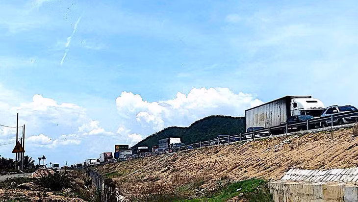 Các xe ôtô xếp hàng kéo dài do không thể lưu thông qua vị trí tai nạn. Ảnh: Phạm Duy