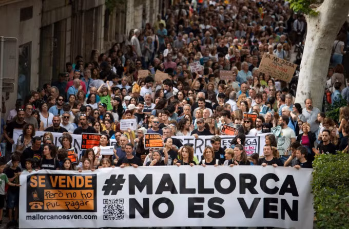 Người dân Mallorca, Tây Ban Nha biểu tình hôm 26/5 để ngăn quá tải du khách. Ảnh: AFP