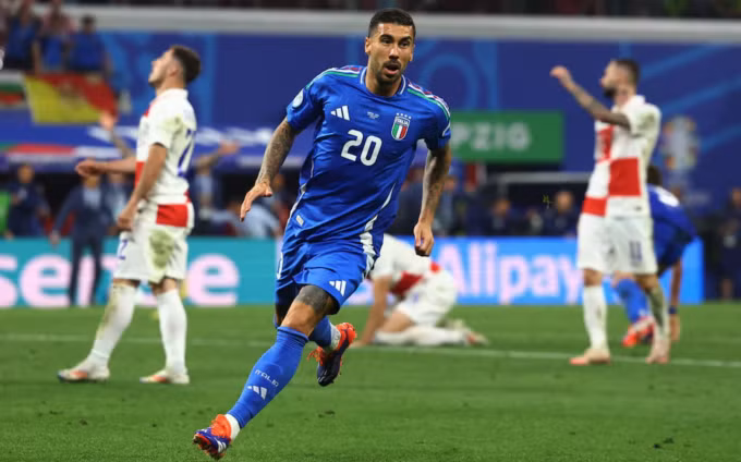 Zaccagni chạy đến cột góc để chia vui sau khi gỡ hòa cho Italy, phía sau anh là nỗi thất vọng của Croatia. Ảnh: Reuters