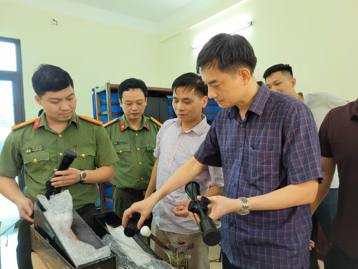 Công an kiểm tra, thu giữ số lượng lớn đạn chì, linh kiện súng - Ảnh: Công an cung cấp