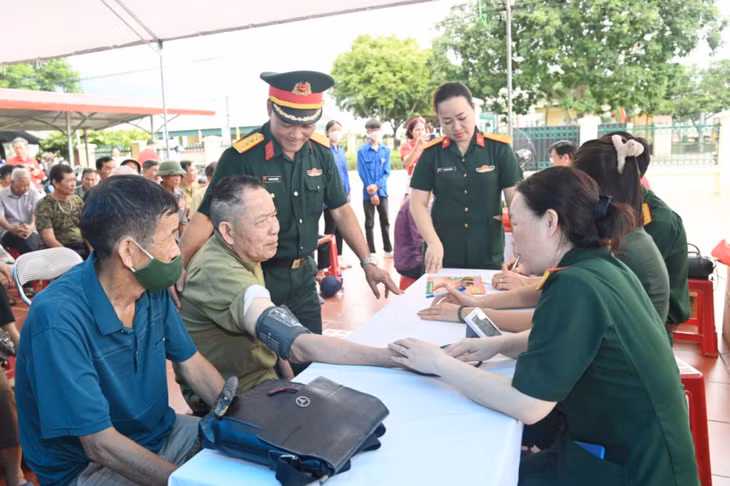 Bộ CHQS tỉnh phối hợp với Hội Chữ thập đỏ tỉnh tư vấn sức khỏe, khám bệnh, cấp phát thuốc miễn phí cho các đối tượng chính sách tại TP Móng Cái.