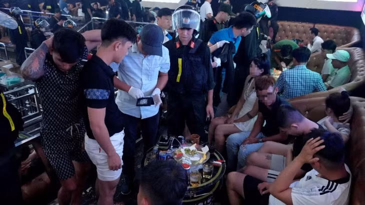 Các đối tượng sử dụng trái phép chất ma túy tại bàn nhậu.