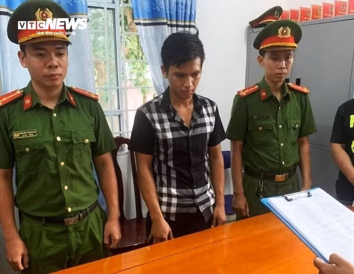Cơ quan CSĐT thị xã Đông Hòa (Phú Yên) đọc quyết định khởi tố vụ án, khởi tố bị can Nguyễn Tấn Tú (em trai của Lực)