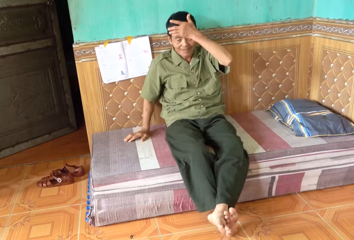 Ông Thành vật vã với những cơn đau đầu, chóng mặt khi huyết áp lên