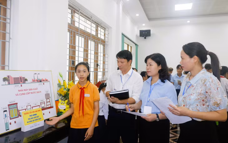 BGK Cuộc thi Sáng tạo TTNNĐ TP Móng Cái lần thứ IX, năm 2024 chấm sản phẩm của Trường Tiểu học Vạn Ninh. (Ảnh cơ sở cung cấp)