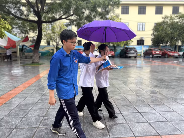 Thời tiết trong những ngày thi có mưa, lực lượng đoàn thanh niên luôn có mặt để che mưa đưa các thí sinh vào phòng thi đảm bảo sức khỏe.