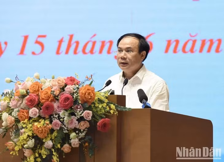 Thứ trưởng Xây dựng Nguyễn Văn Sinh báo cáo tại Hội nghị. (Ảnh: TRẦN HẢI)