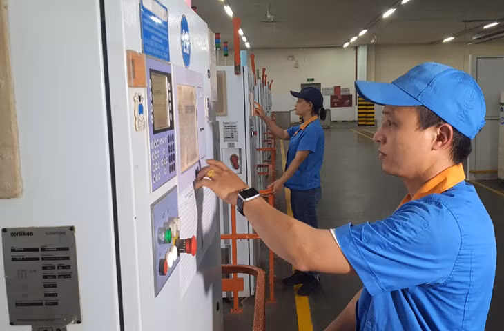 Công nhân Công ty TNHH Khoa học kỹ thuật Texhong Ngân Long vận hành máy móc. Ảnh: Minh Đức