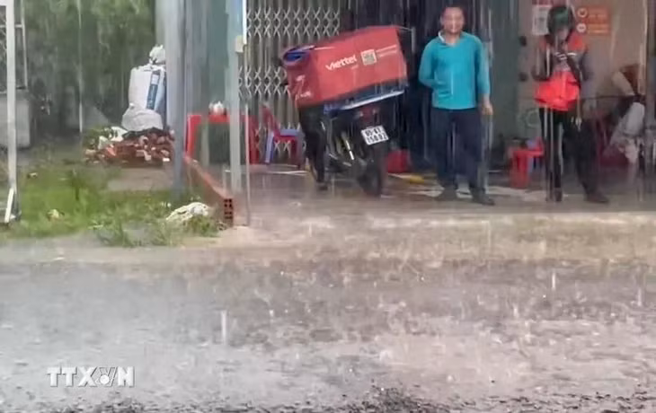 Trong ngày 25/6, hầu khắp cả nước có mưa dông. (Ảnh: TTXVN phát)