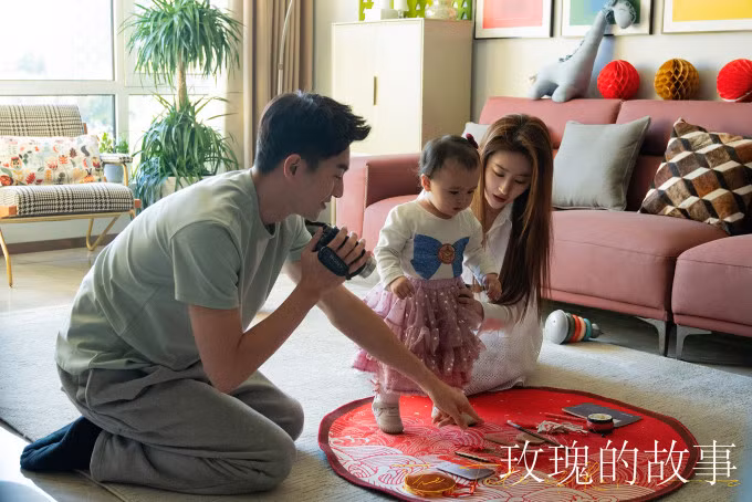 Gia đình Hoàng Diệc Mai, giai đoạn mua được nhà ở Thượng Hải, trong "Câu chuyện hoa hồng". Ảnh: QQ